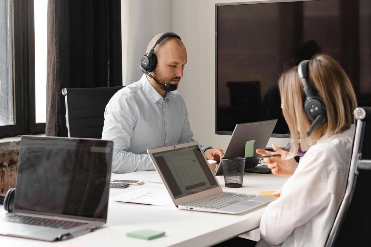 Dział call center – Emtor wózki widłowe Wrocław WYnajem wózków widłowych we Wrocławiu
